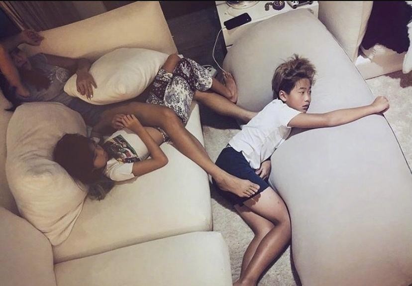 曹格真会养孩子，一儿一女大变样，着装时尚颜值飙升