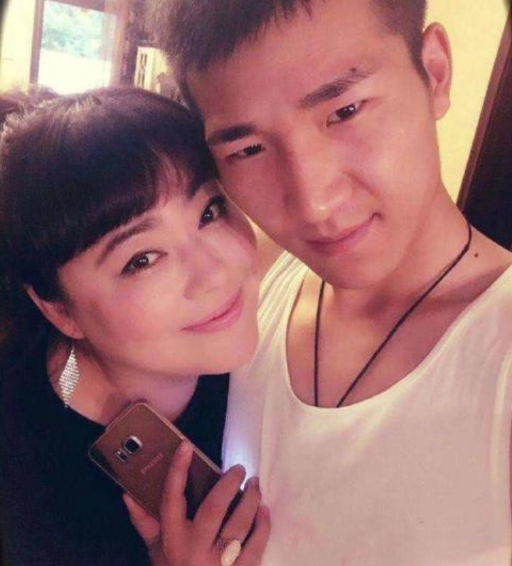 李菁菁：3段婚姻1個(gè)孩子，49歲嫁小21歲丈夫，因詐騙跌落神壇
