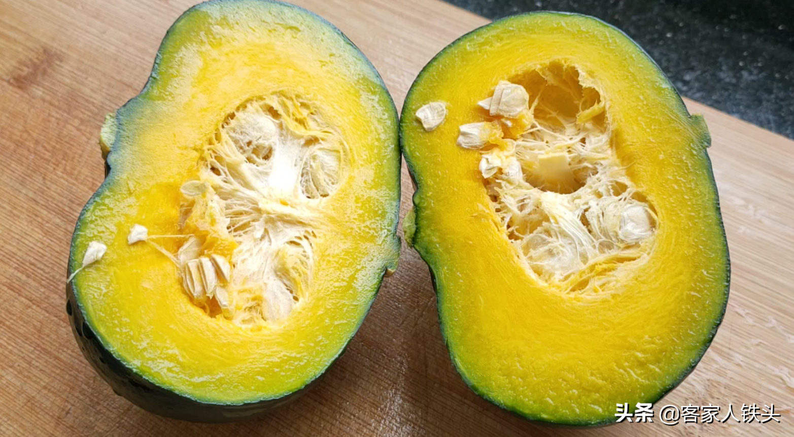 天越冷越愛吃一鍋南瓜排骨煲，口感嫩滑做法簡單，孩子搶著吃南瓜