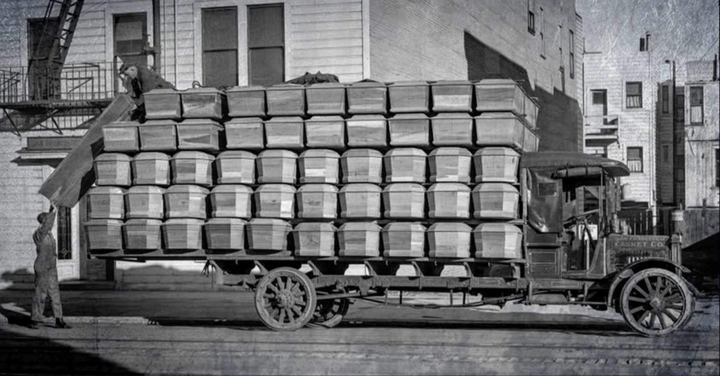 那一年的英国：学校关门，剧院关门，装尸体的