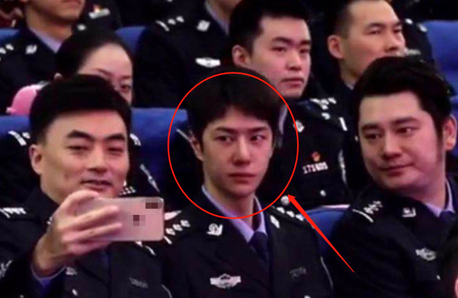 王一博穿警服出席活动，离开八级p图待遇后，这脸蛋我没眼花吧？