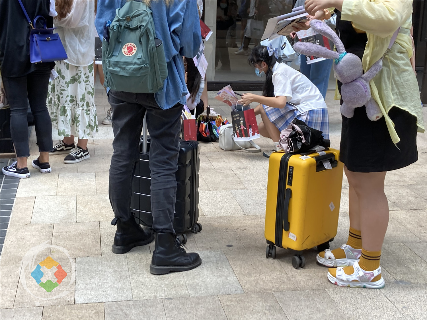 重庆奶茶店被追星族包围，门前水泄不通，都是来看谁的？