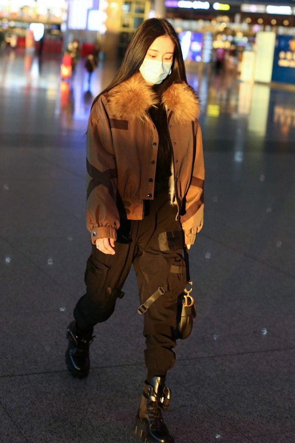 张碧晨一身飞行夹克更英气，当妈之后仍然自立