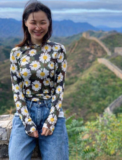 宋祖儿：“靖姐别再吃了”，金靖：“最后一口，我保证最后一口”