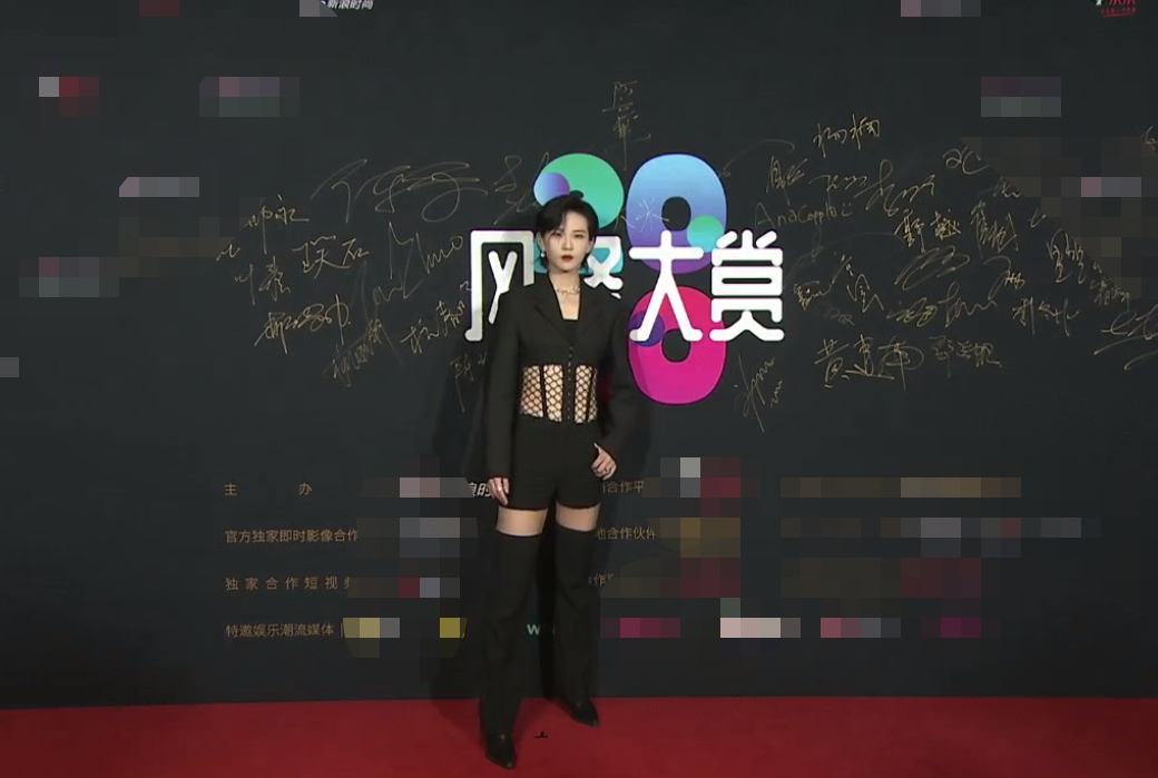 风格大赏明星穿搭：惠英红像鸡毛掸子，许佳琪