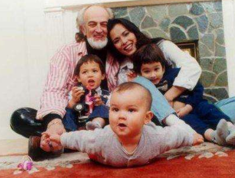 韦唯的三个儿子，两个是北大学霸一个成拳击冠军，网友：怎么教的