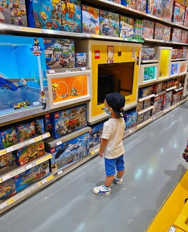 胡杏儿儿子进乐高店只看不买，逢人问好绅士有礼貌，妈妈直呼骄傲