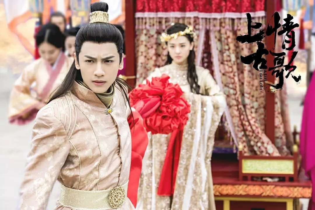 曾经是舞蹈老师，两次以组合出道《月上重火》