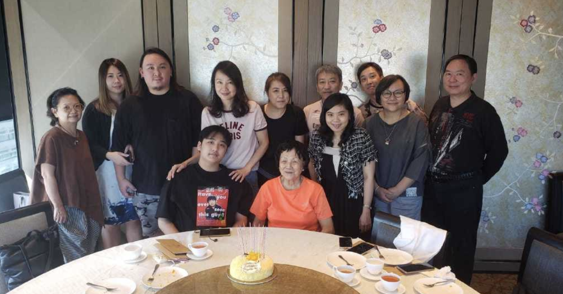 吴镇宇儿子费曼晒庆生视频，与妈妈温馨同框，王丽萍温婉知性