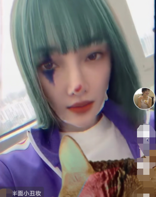 李小璐自拍扮小丑造型，绿色头发辣眼睛，多次在线回复感谢粉丝