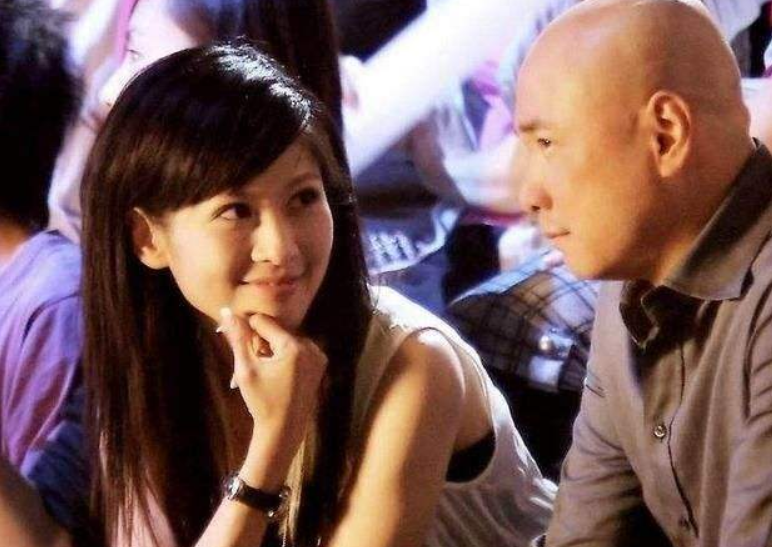 2009年,“凤凰卫视一姐”沈星和冯小刚被曝“夜宿