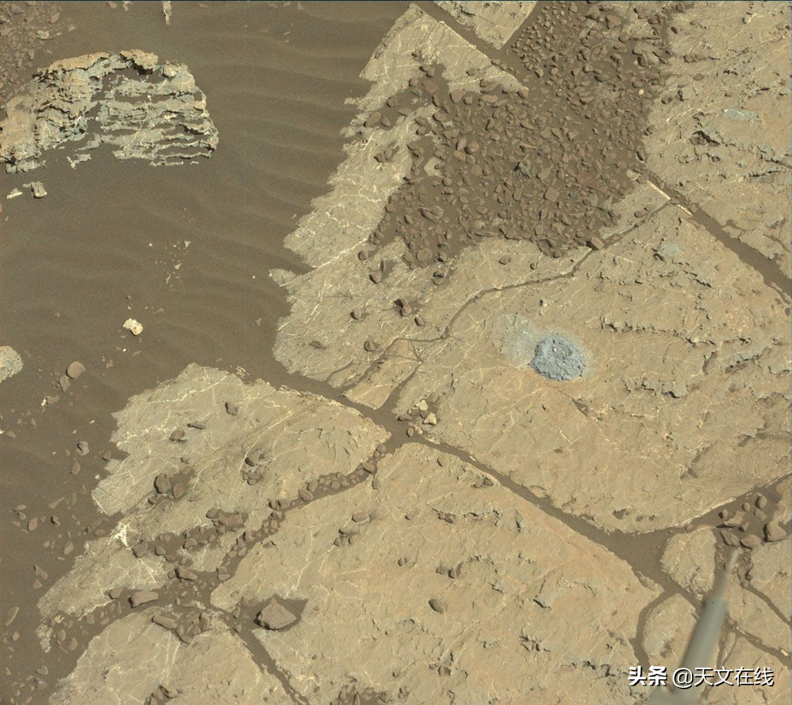 火星上存在水吗？科学家发现巨石的阴影下可能会出现短暂的盐水池