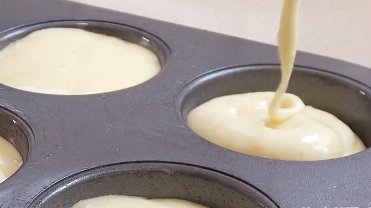 想吃小蛋糕不用買，4個雞蛋半碗麵粉，教你簡易做法，蓬鬆又香甜