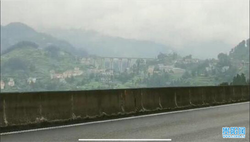 江苏司机不敢过高架桥，向遵义交警“报警”求助