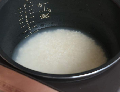 图片[4]-蒸米饭时别只会泡米多加3步米饭香味足软又亮颗粒分明-起舞食谱网