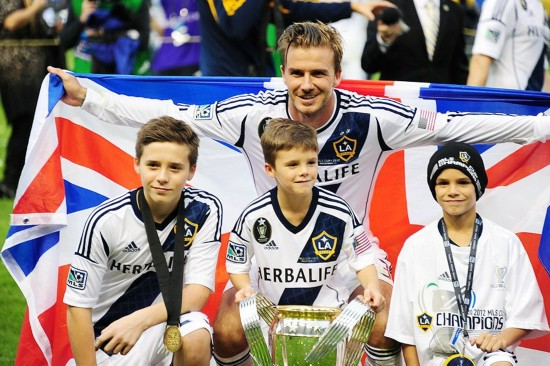 小貝一家同框亮相，四個孩子模仿父親經典髮型，顏值卻都差了不少