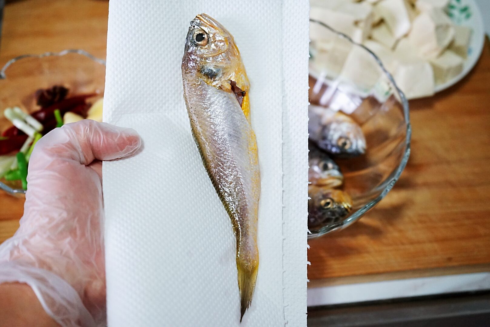 Small yellow croaker stewed with tofu, this way of eating fish bones are crispy, and there is no leftover in the soup after bibimbap, so children can eat it without worry