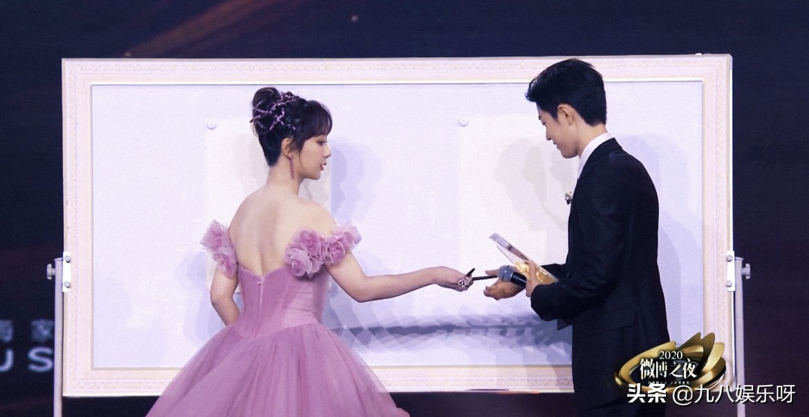 微博之夜的“名场面”：肖战为杨紫提裙，李现