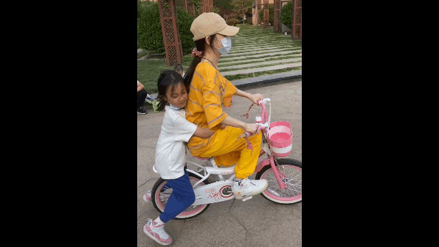 7岁甜馨相当独立，街头骑单车又美又飒，使劲抬