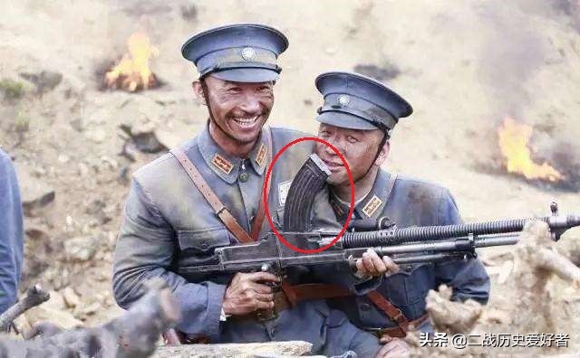 抗战机枪弹匣是弯的还是直的？为什么电视剧里
