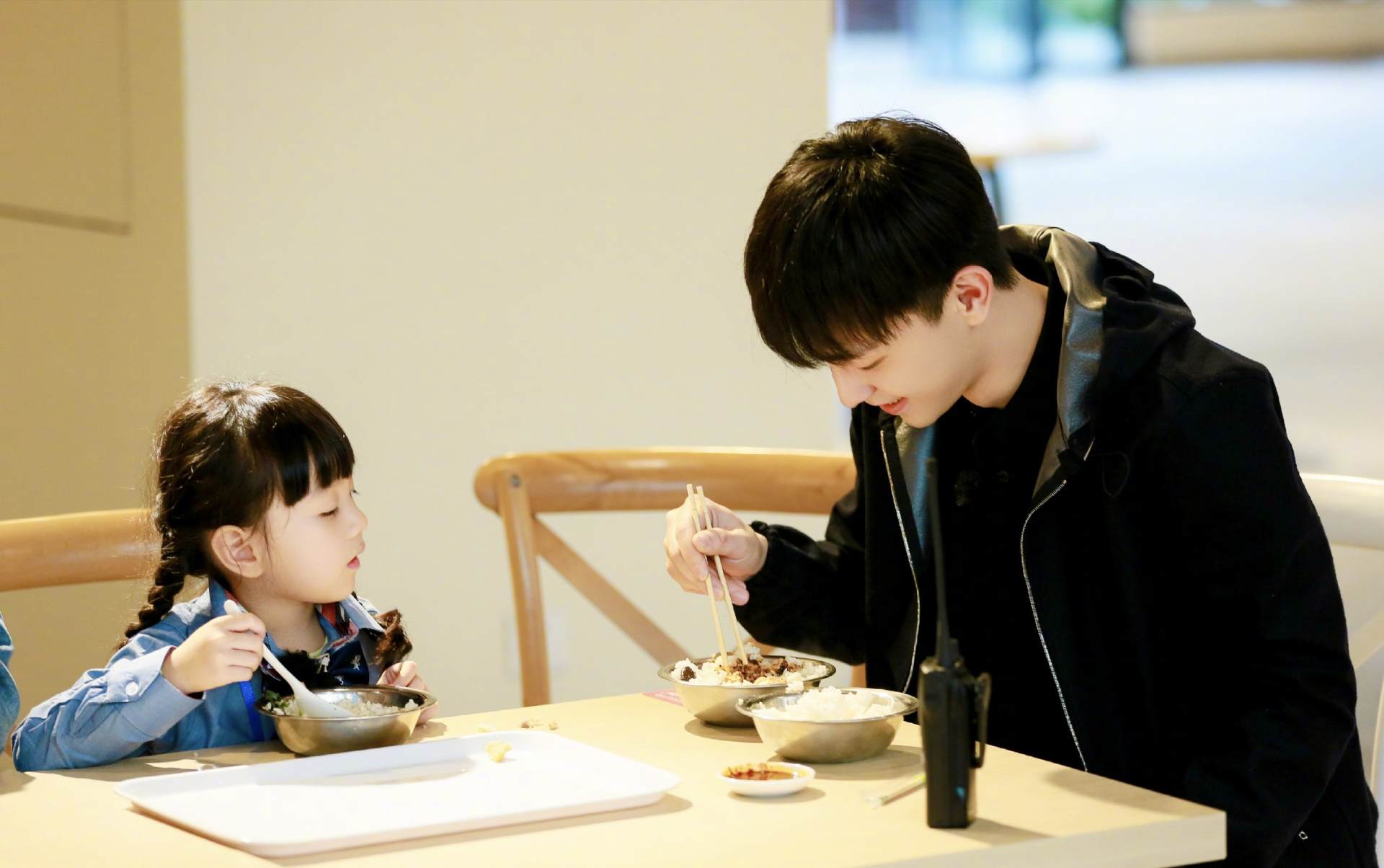 8岁小山竹长大啦！眉眼长开与《爸哪》时区别大，网友直呼认不出