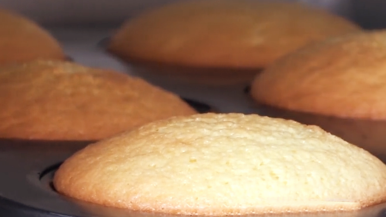 想吃小蛋糕不用買，4個雞蛋半碗麵粉，教你簡易做法，蓬鬆又香甜