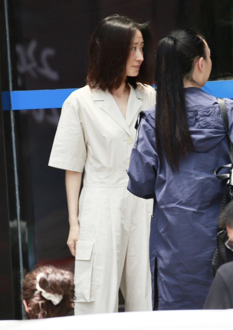 刘敏涛一身“女团装”录综艺，素颜状态显憔悴，但依旧有气场