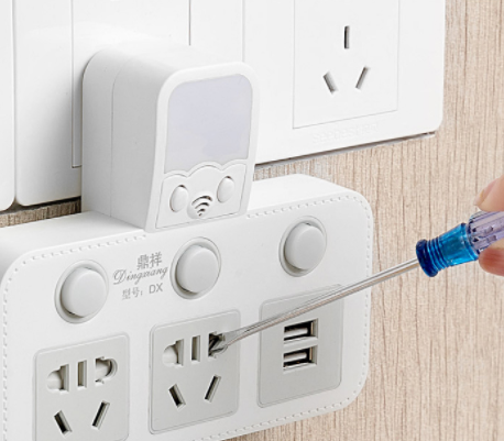 倒T型转换插排，附加遥控小夜灯，网友表示：这一定是懒人设计的