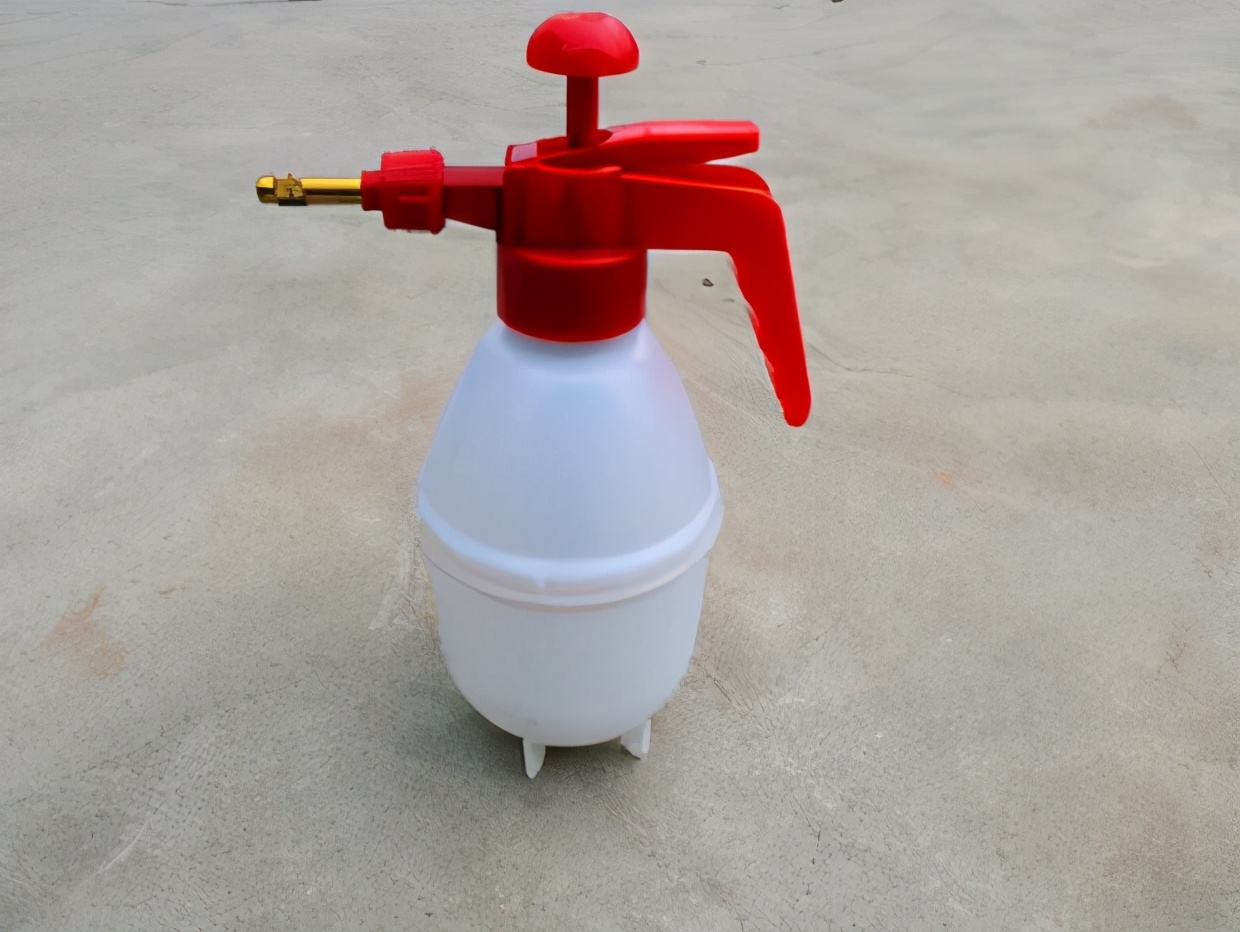 Toothpaste and white vinegar are mixed together to remove dirt, saving