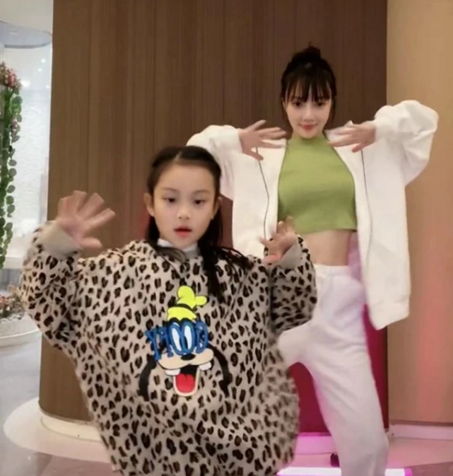 李小璐帶女兒滑雪，吐槽甜馨長太重卻抱著不撒手，母女同框超有愛