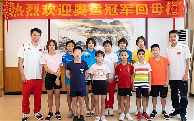 全红婵又被师哥带着玩一天！回母校观战，当颁奖嘉宾，莫名害羞