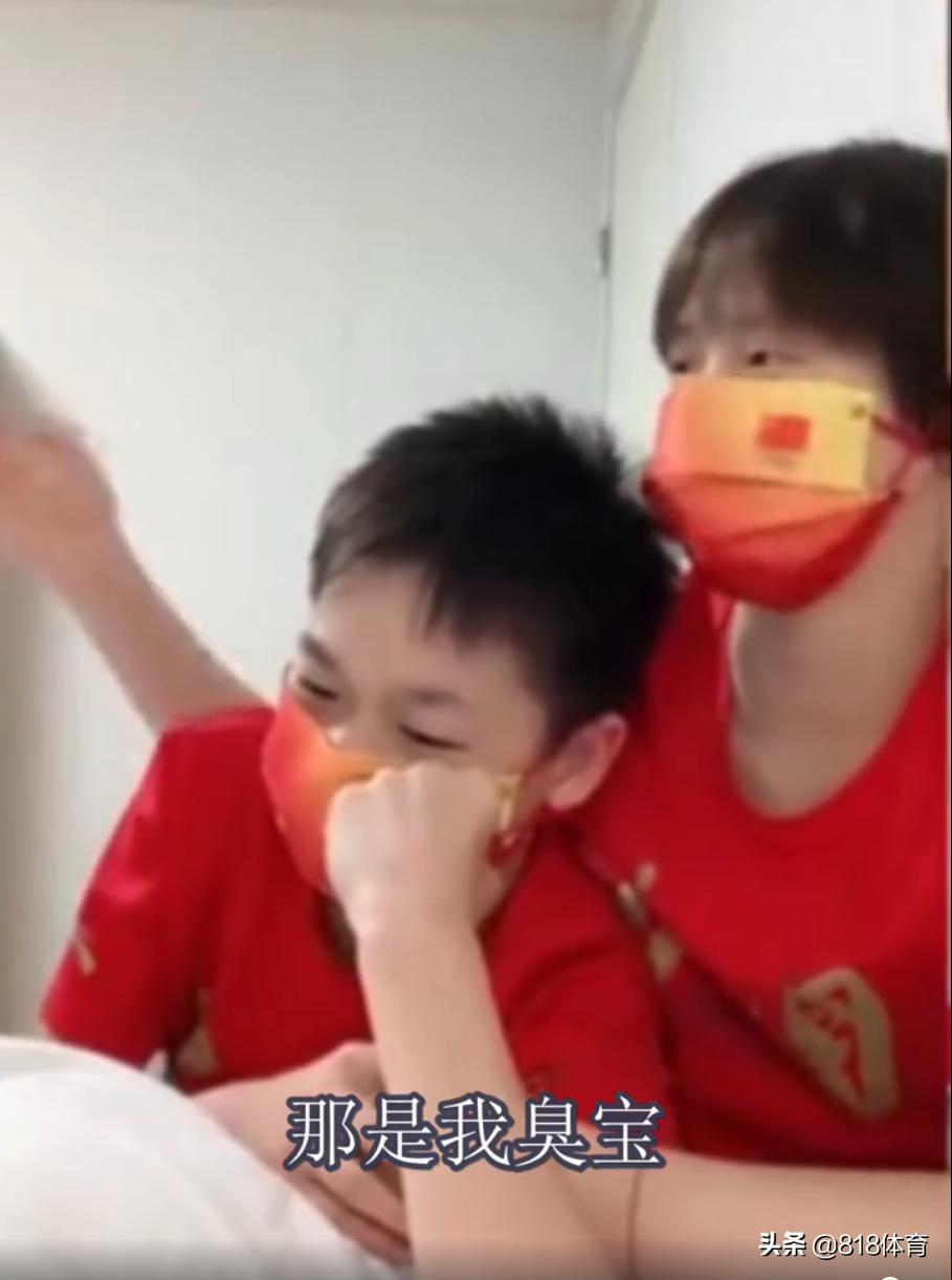 大姐大!全红婵陈芋汐直播到一半,张家齐突然冲进房间:快戴上口罩