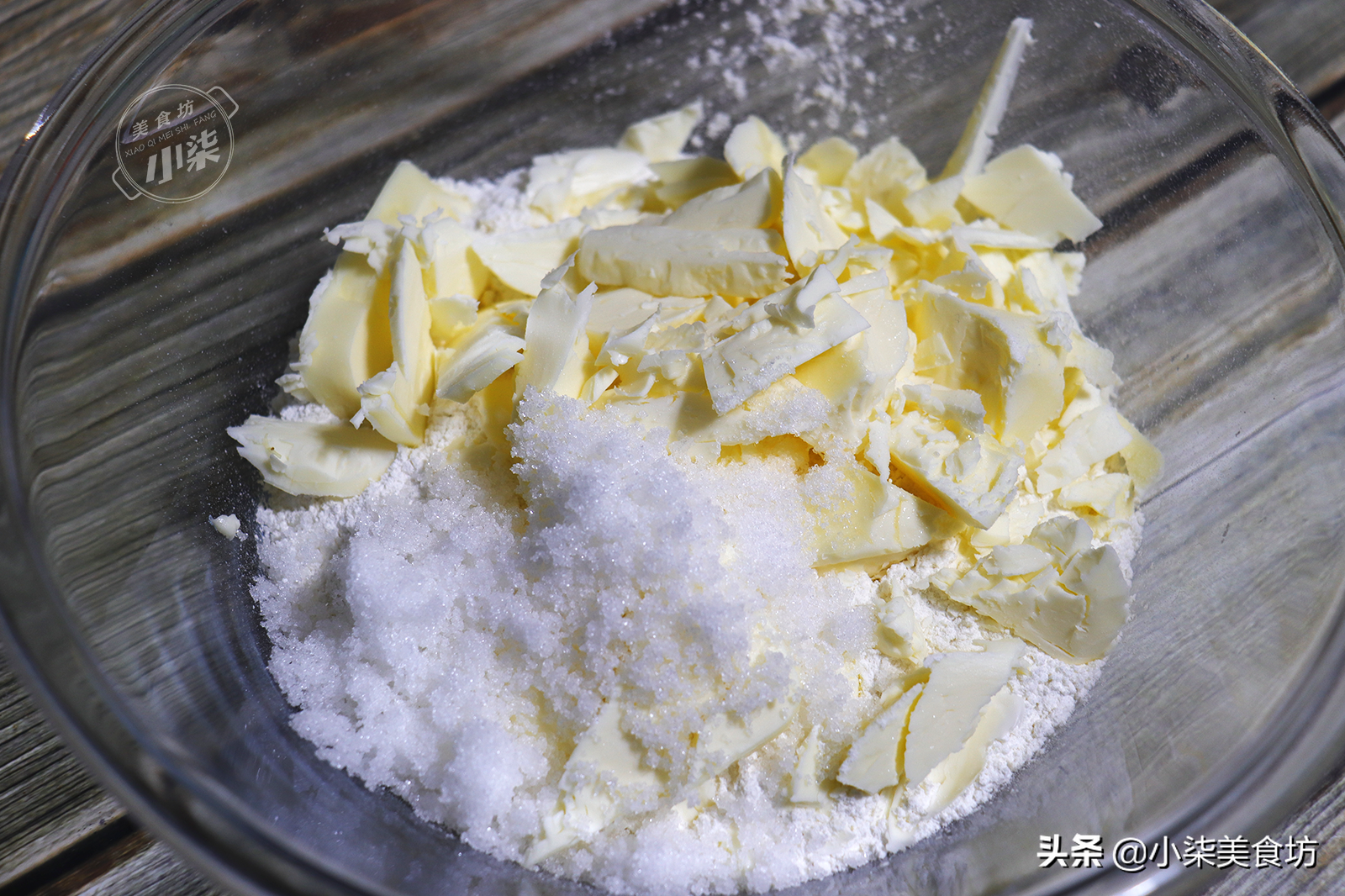 家裡蘋果吃不完，加一碗麵粉做蘋果派，甜而不膩，大人小孩都愛吃