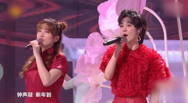 To turn over of mango stage evening party? Professional singer Huang Ling is sung by doubt holiday, li Fei right not able to read aloud fluently still laugh