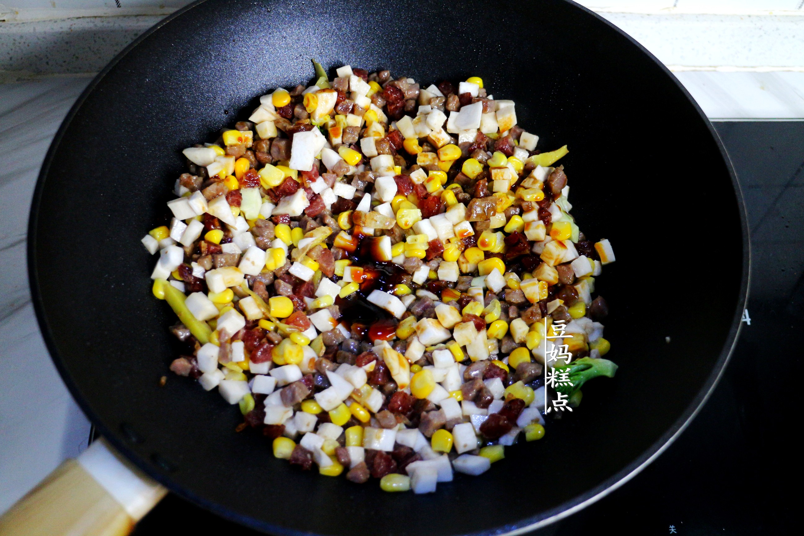 懶得做飯，就這樣燜一鍋好了，有菜有飯適合全家老小
