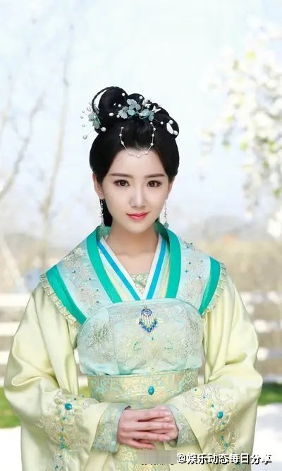 太惨了！刚出生就被丢垃圾桶，成名后遭父亲索