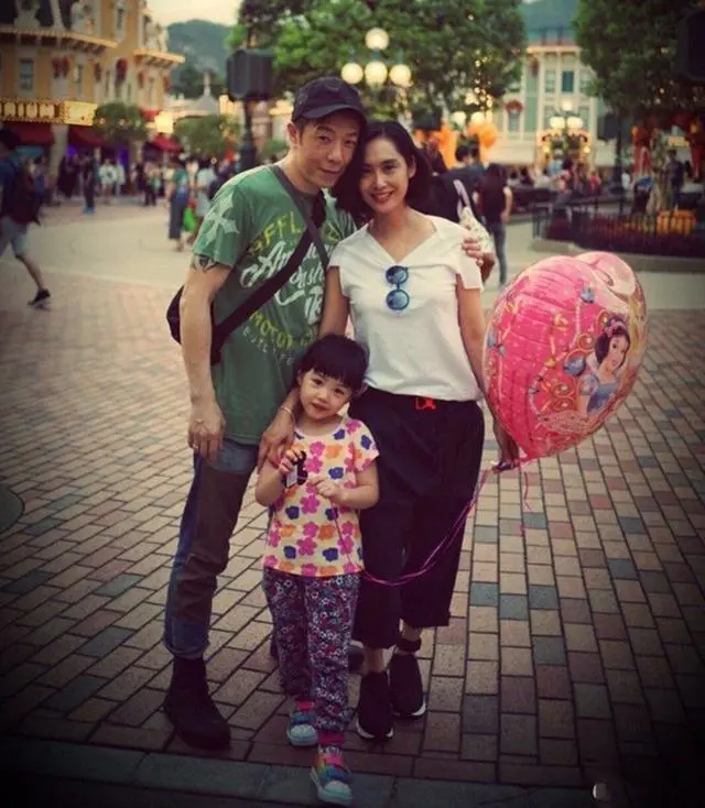 参观朱茵在香港的豪宅，被黄贯中宠爱了20年，连