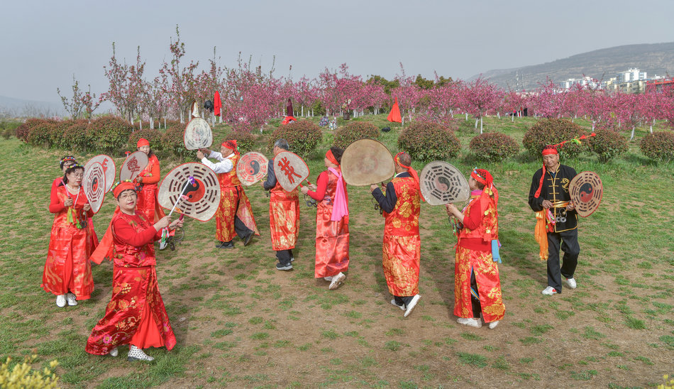 翠湖：桃花灼灼春色美，扇鼓咚咚夕阳红