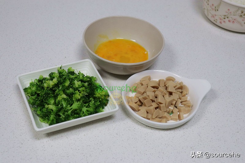 期末考了，給孩子做蛋炒飯時用四種食材，潤而不膩，孩子很喜歡吃