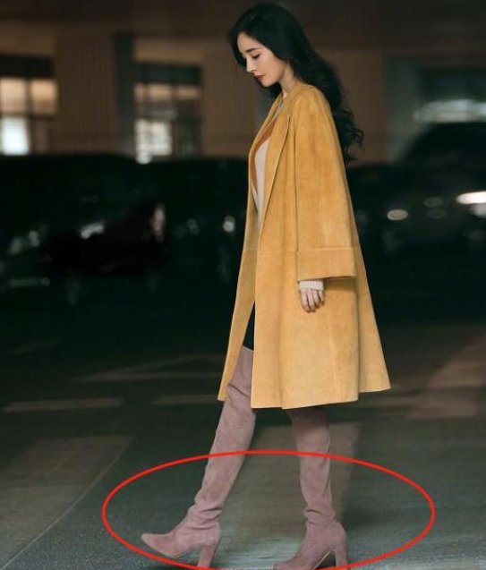 杨幂才是真的“腿精”！这靴子一般人谁敢买，