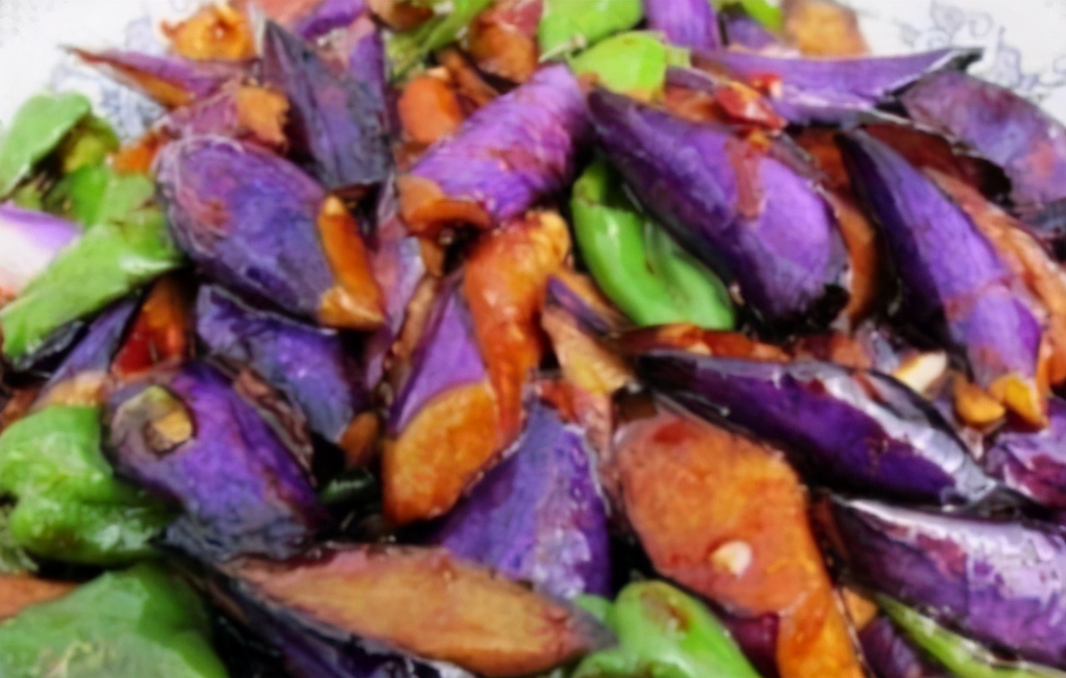 When frying eggplant, it is a big mistake to pour the oil first. It is