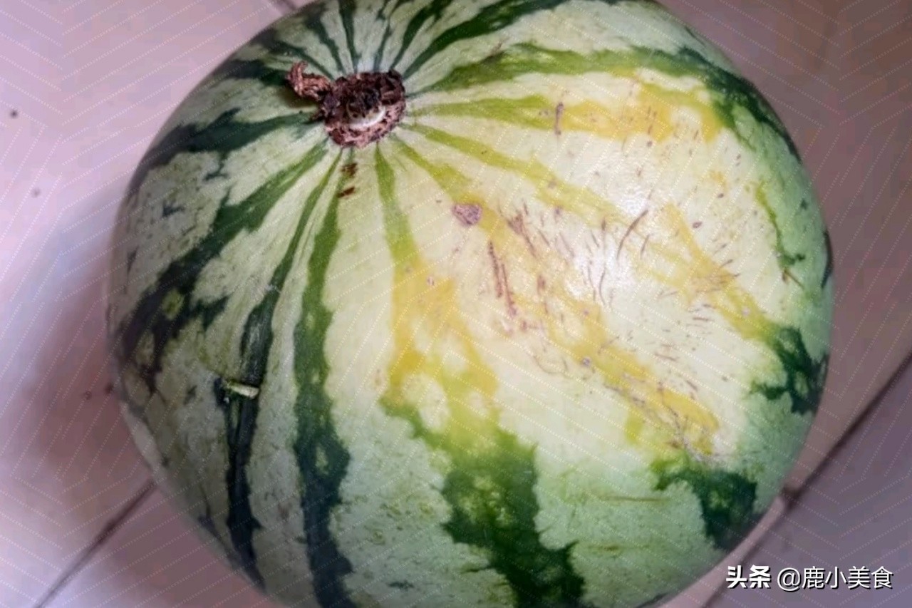 西瓜甜不甜，看4個地方！ 一挑一個準，老瓜農的竅門太管用了