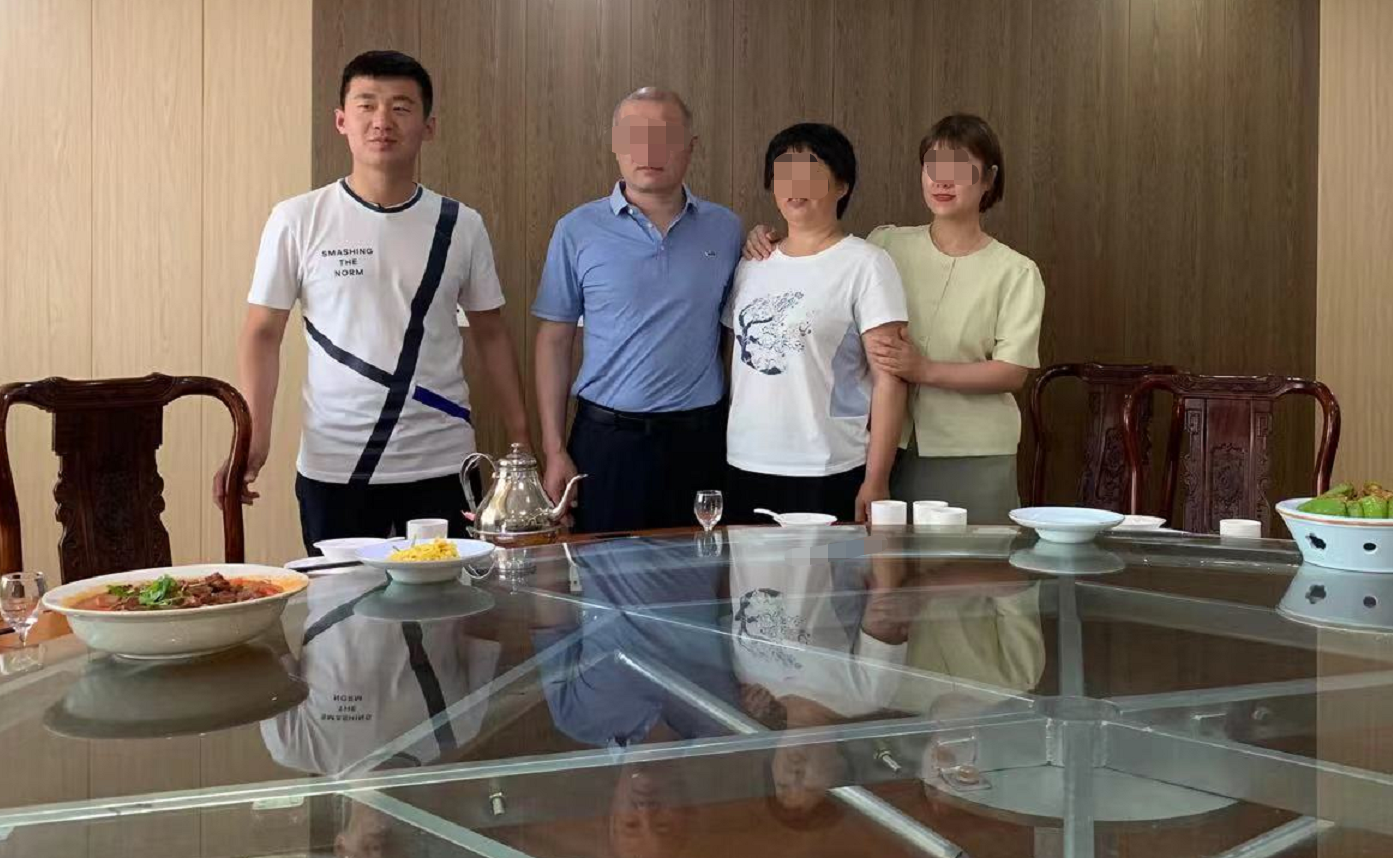 父亲出狱,"刺死辱母者"于欢一家四口团聚,家里企业正恢复,想替父母多