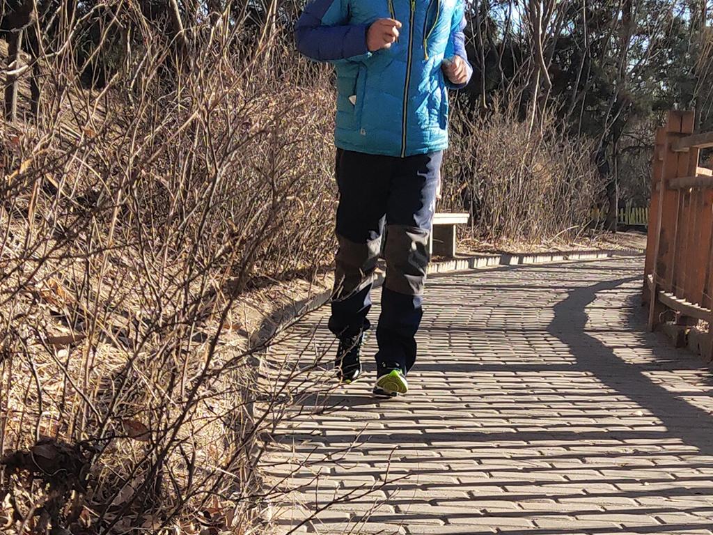 咕咚大数据加持安踏创新跑鞋 智能吸震稳着陆