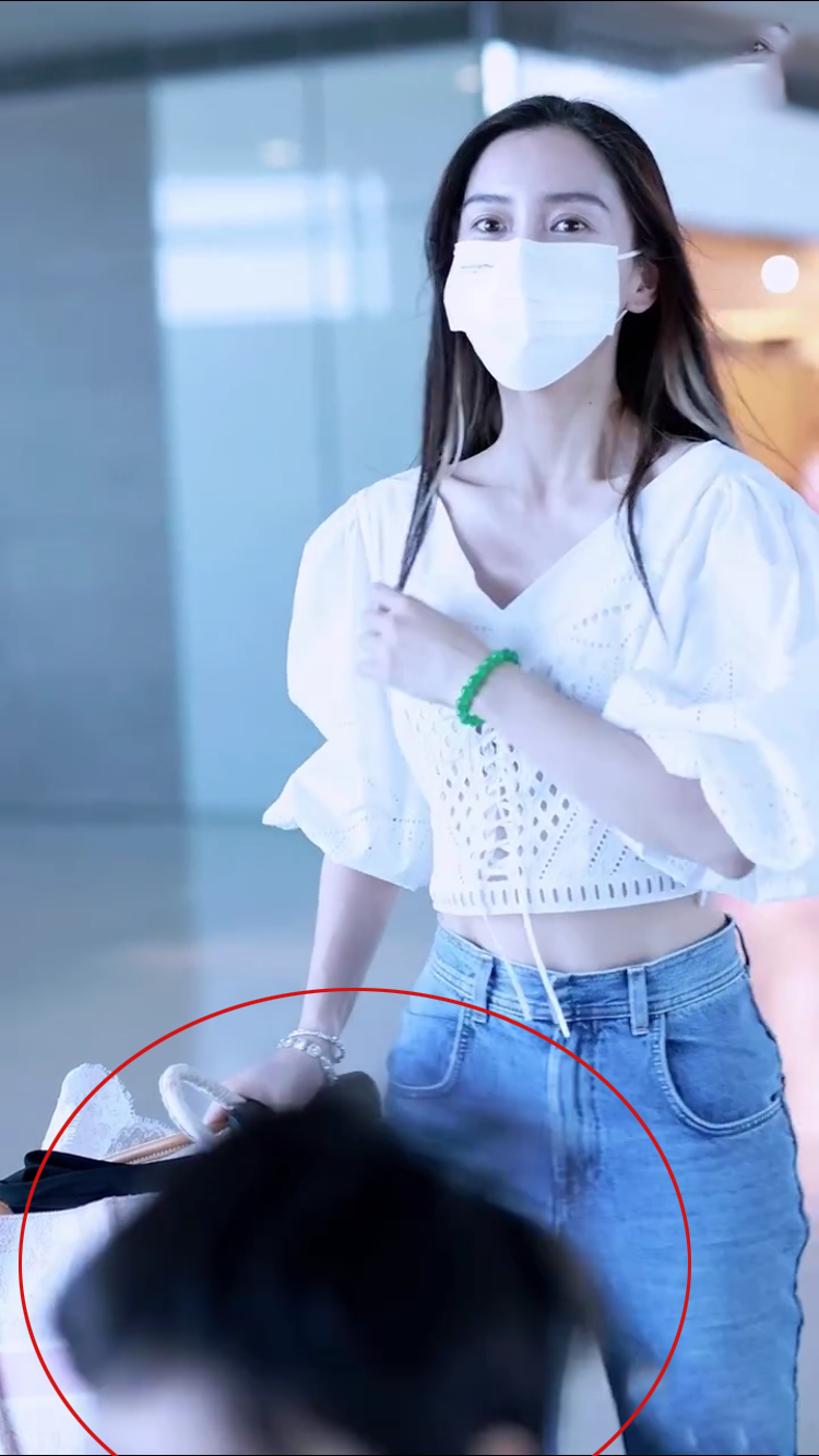 baby帶兒子出行，4歲小海綿獨自推行李箱，母子倆機場狂奔太可愛