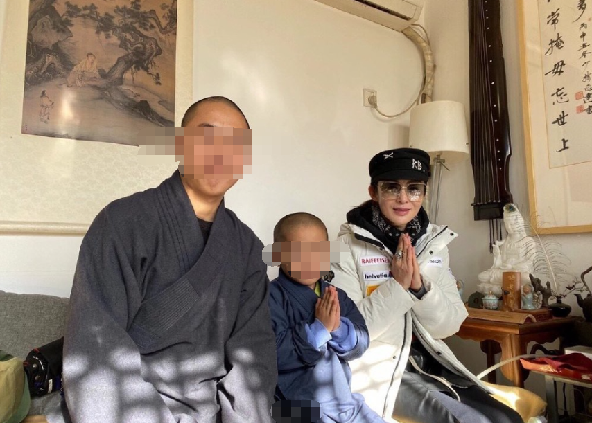 52岁张敏现身少林寺，最美星女郎如今瘦成骷髅，