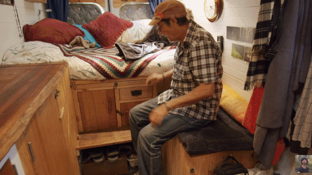 64岁老太不结婚，卖了豪宅住进8㎡蜗居，却过上