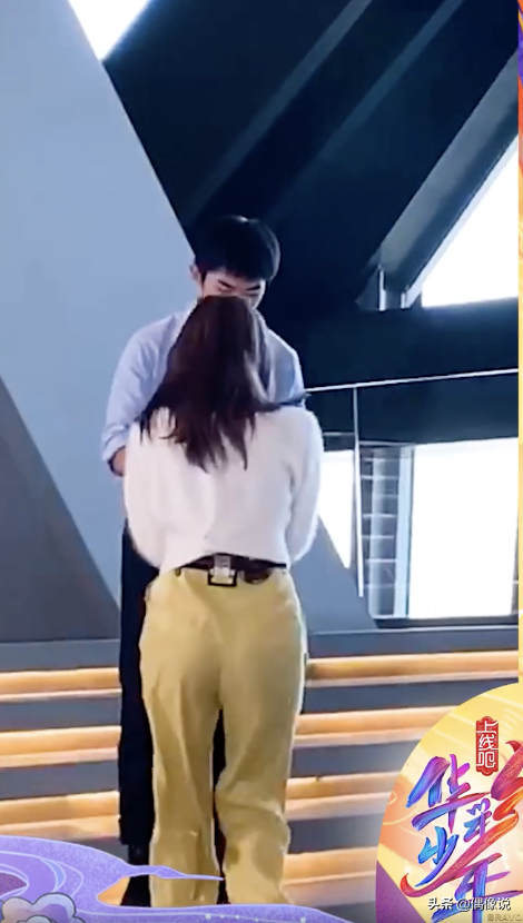 易烊千玺录制央视新选秀，画面被吐槽像班主任发试卷：温暖又刺激