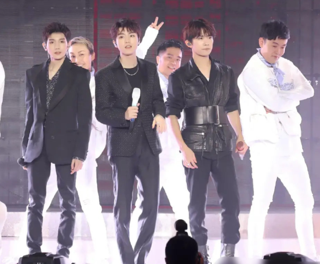 Spring late couplet discharges 10 top shedding to gather together, wang Yibo grows blain man not to lose star really, the desolate that become dragon shows a body