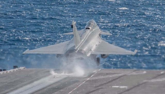 被中国反超后，美海军才弃用的电磁弹射器？我